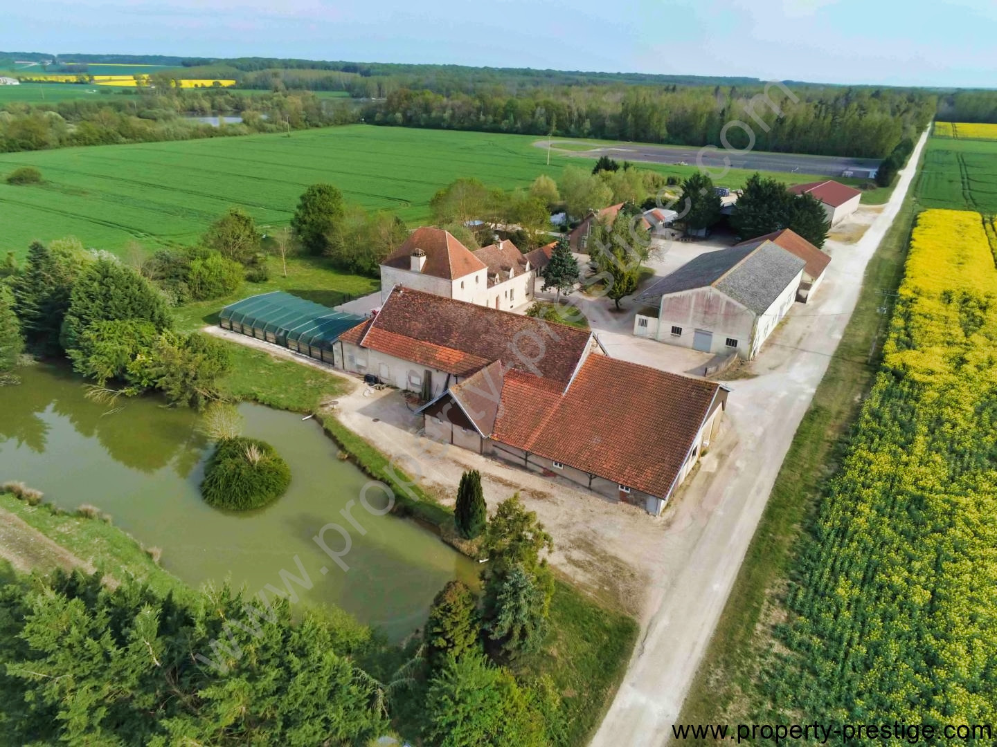 
                                                Vente
                                                 DIJON – MAISON DE MAITRE XIXème – 90 HA – ETANGS