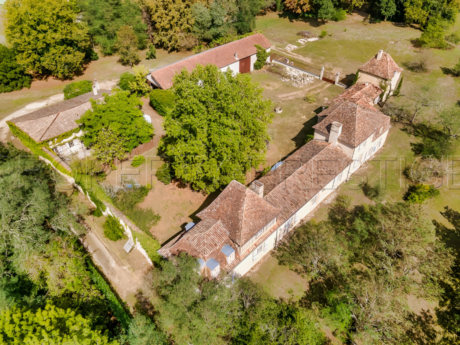 
                                                Vente
                                                 DORDOGNE CHATEAU XVIIème 7 HA ETANG