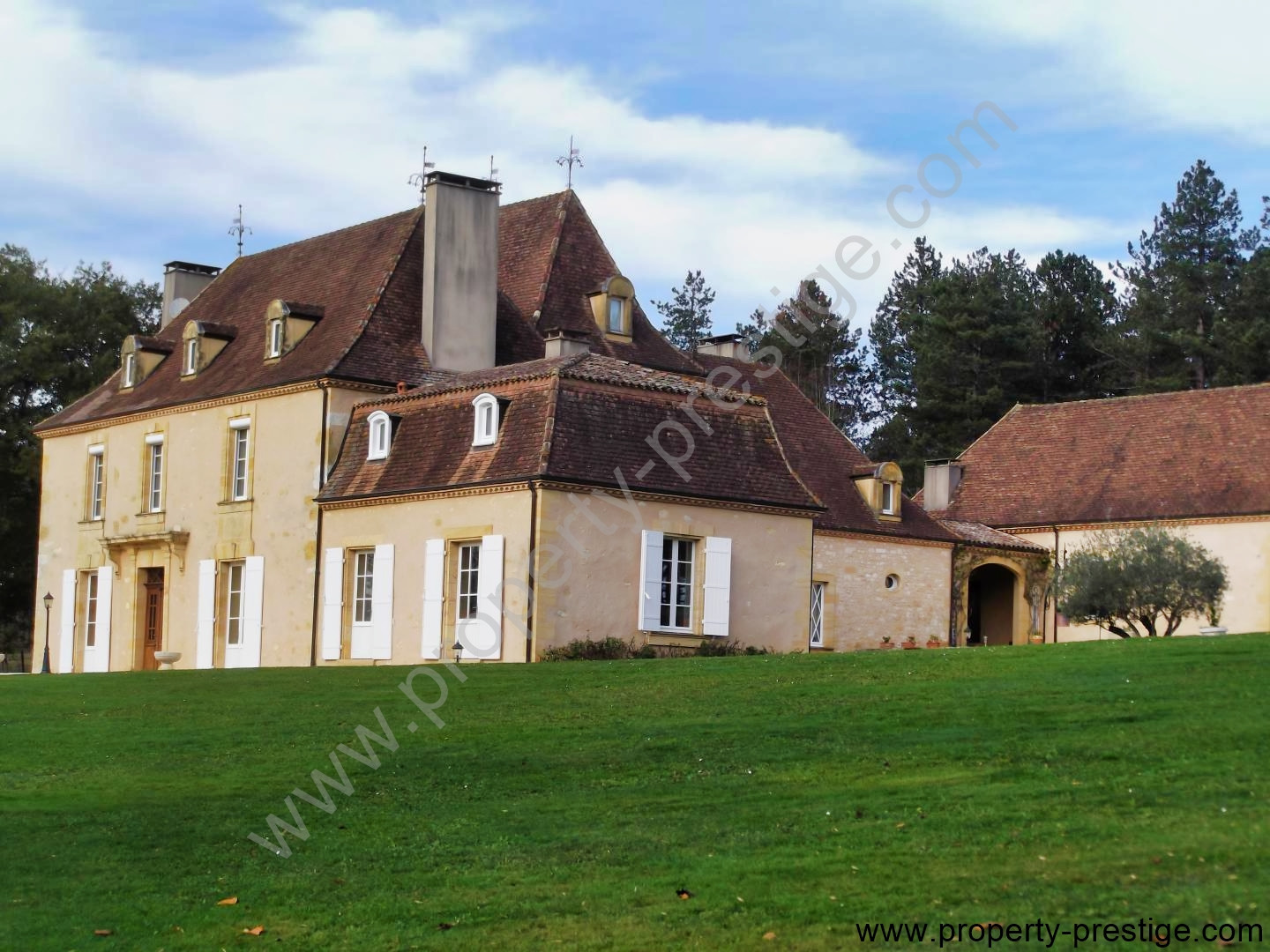 
                                                Vente
                                                 DORDOGNE MANOIR DU XVème 24 HA ETANG PUITS