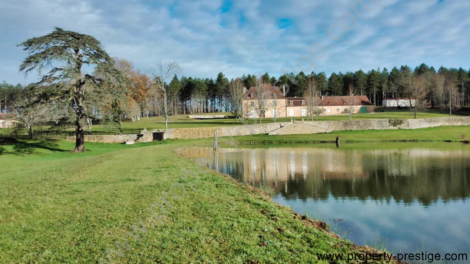 
                                                Vente
                                                 DORDOGNE MANOIR DU XVème 24 HA ETANG PUITS