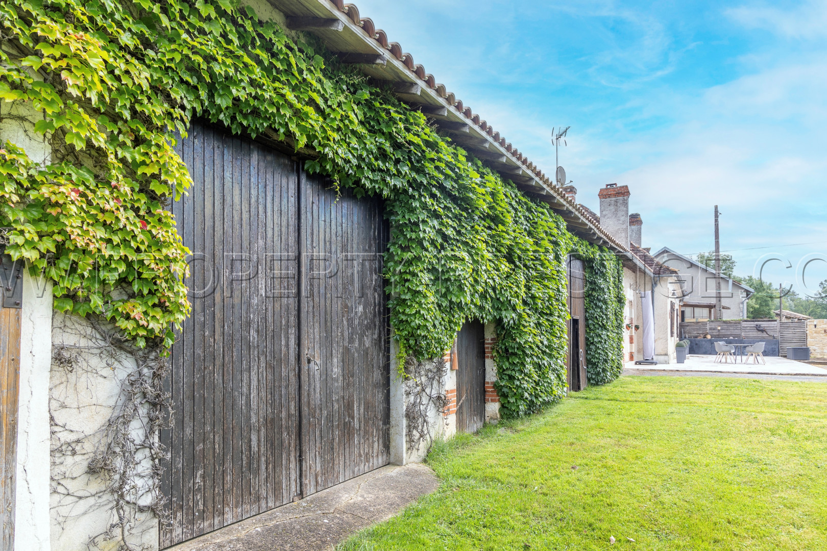 
                                                Vente
                                                 DORDOGNE PROPRIETE 31 HA ETANG CHALETS