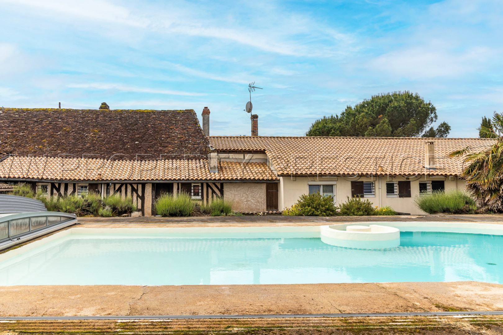 
                                                Vente
                                                 DORDOGNE PROPRIETE PERIGOURDINE 4 HA ETANG CHALETS