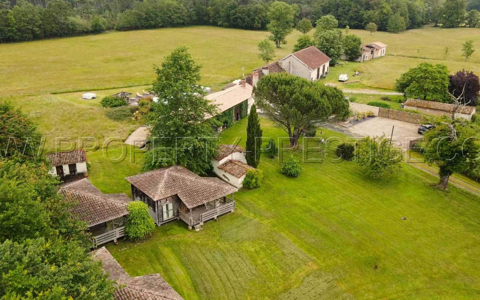 
                                                Vente
                                                 DORDOGNE PROPRIETE PERIGOURDINE 4 HA ETANG CHALETS