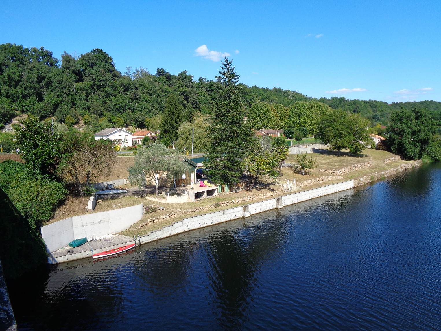 
                                                Vente
                                                 Ensemble de 2 lots bord rivière-maison-3000 m2