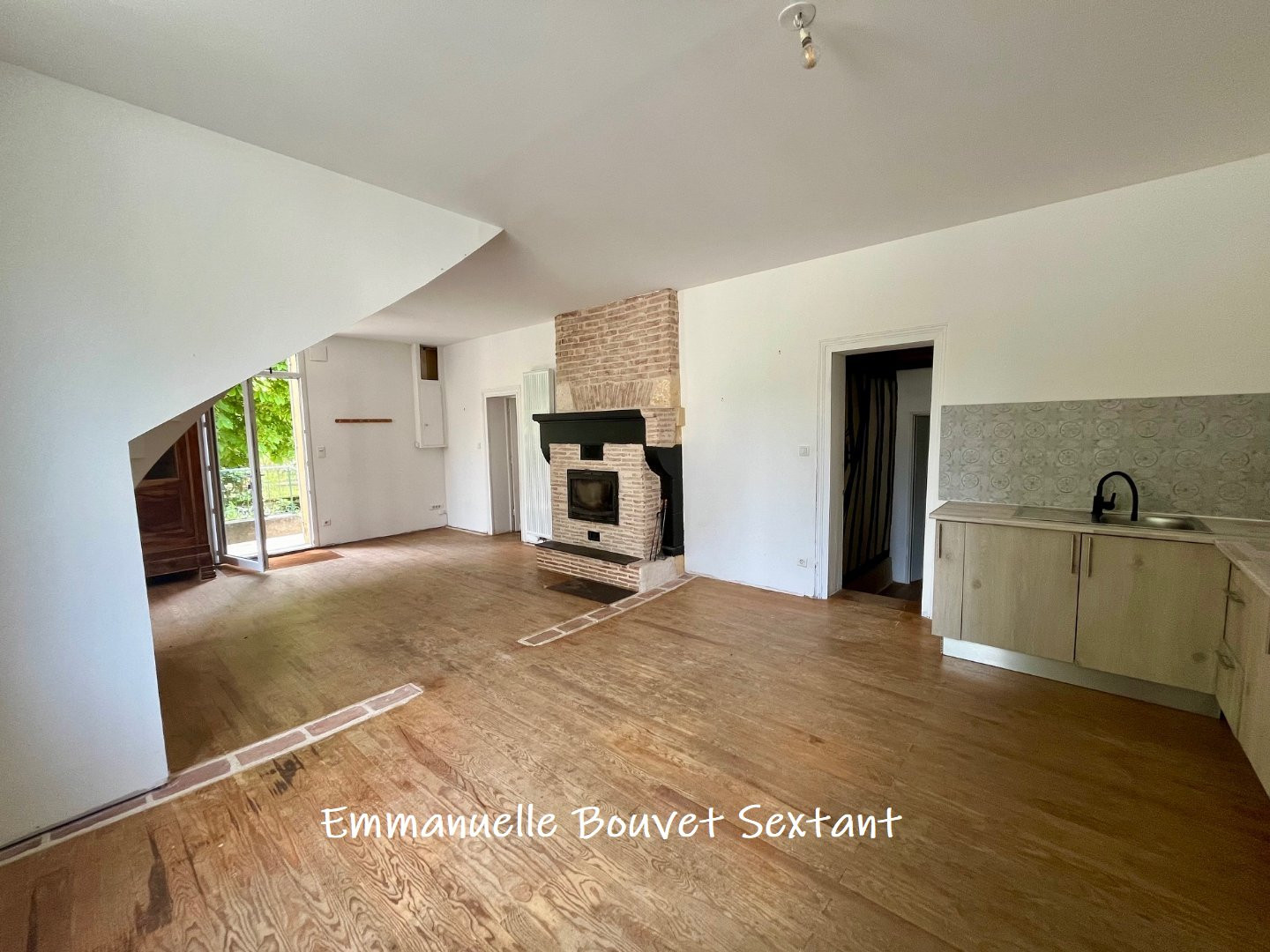 
                                                Vente
                                                 Ensemble en pierre rénové, 4 à 5 chambres, multiples possibilités, à 10 min de Bergerac