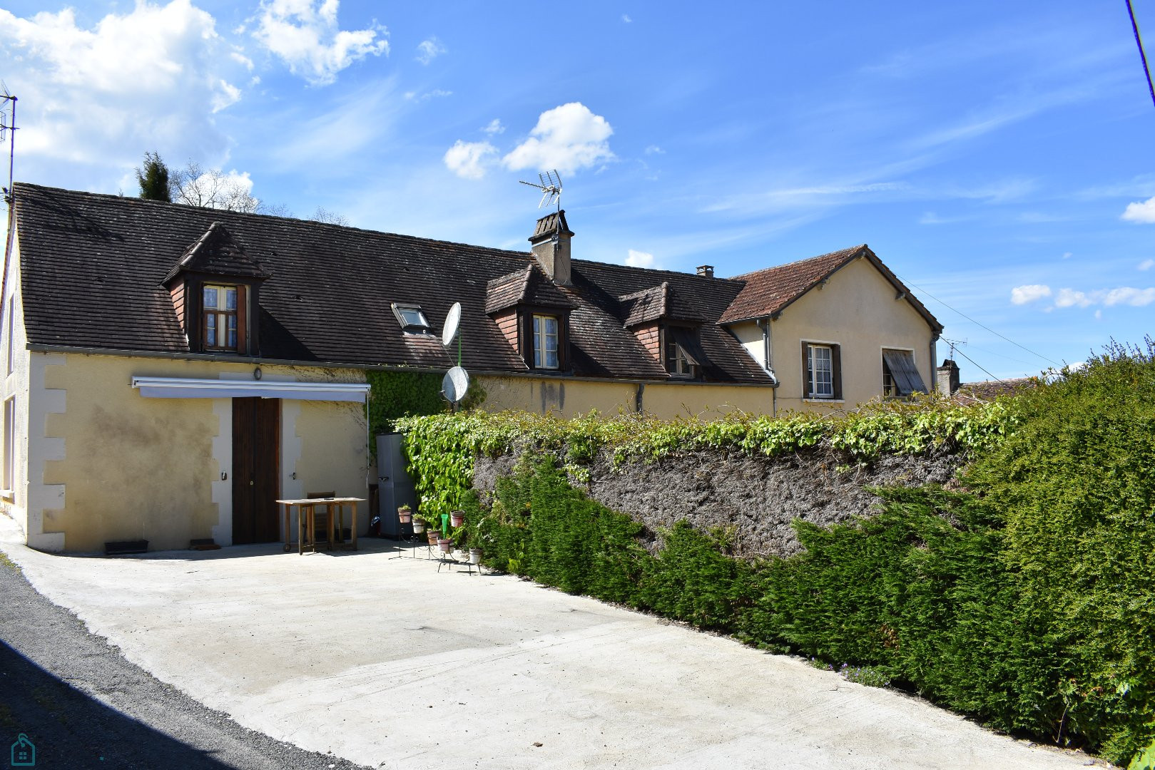 
                                                Vente
                                                 ENSEMBLE IMMOBILIER PERIGORD NOIR VUE EPOUSTOUFLANTE