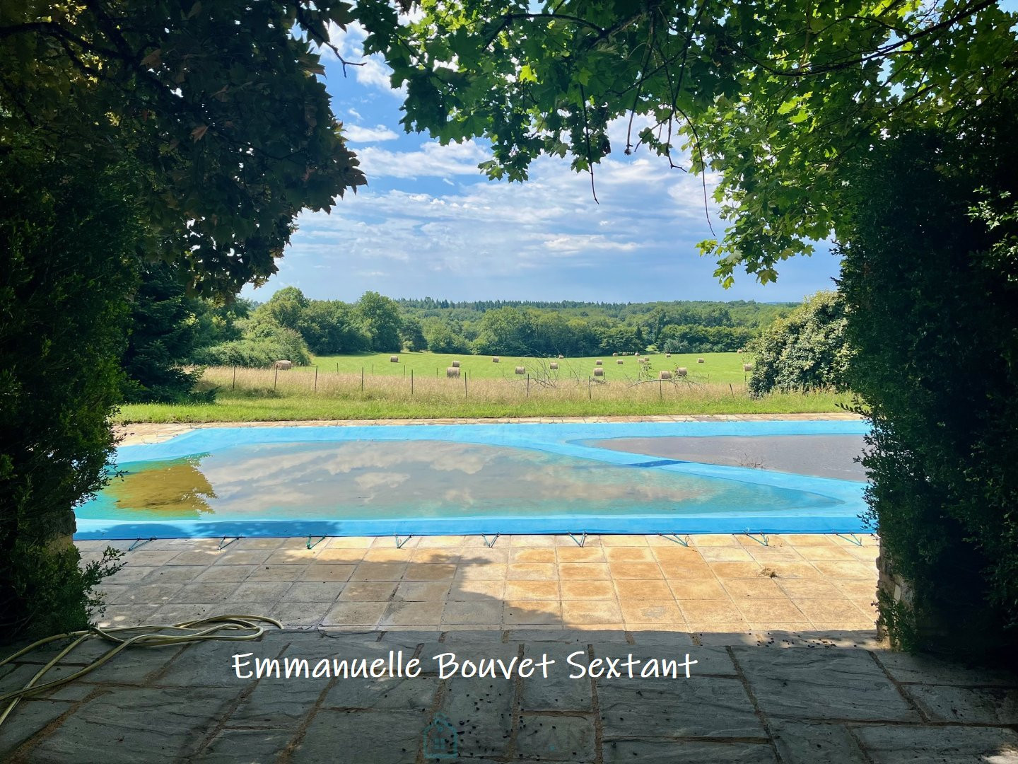 
                                                Vente
                                                 Ensemble périgourdin du XVIIème, 6 hectares 1/2 de prairies et bois, environnement calme sans nuisance