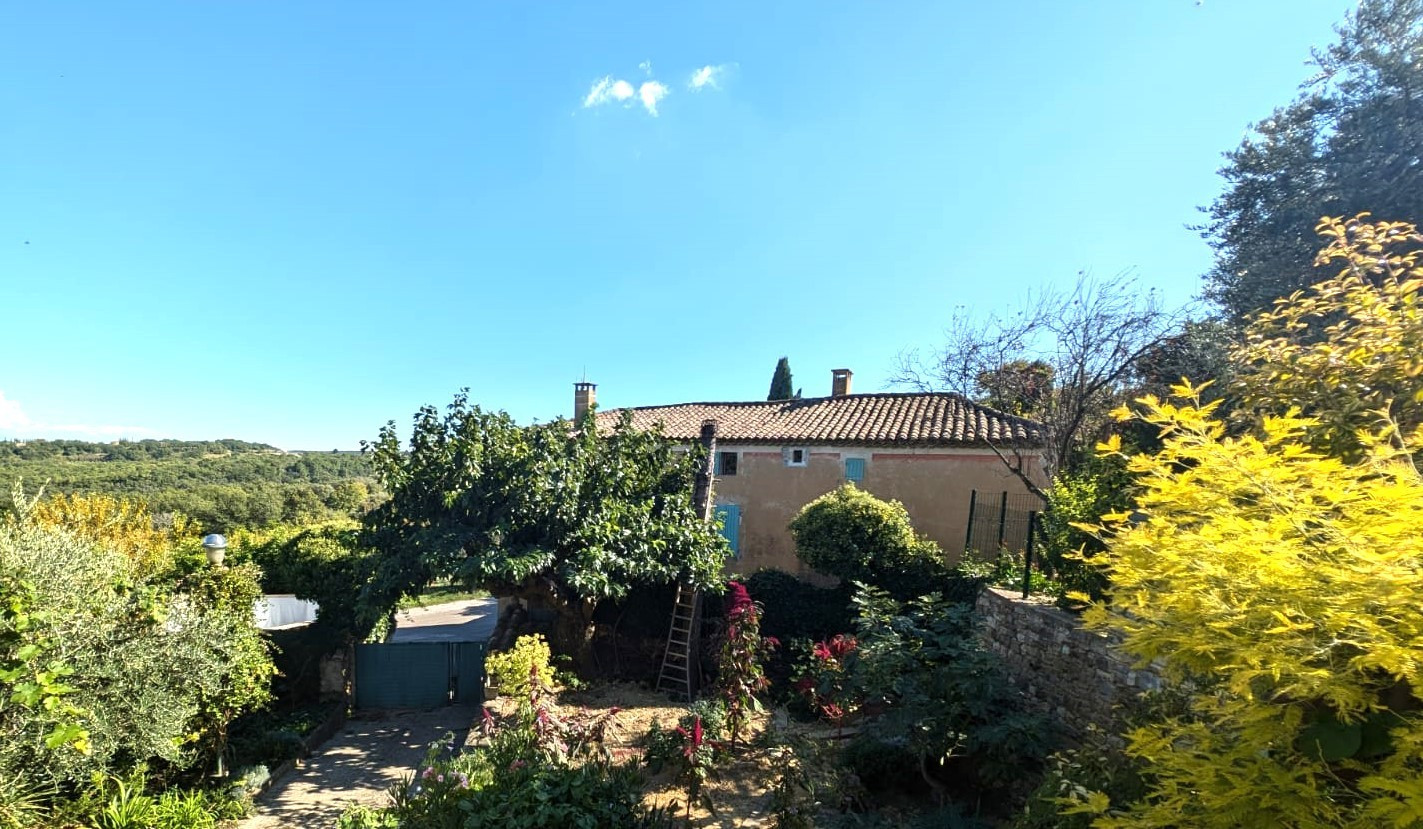 
                                                Vente
                                                 Entre Gard et Ardèche, maison avec jardin