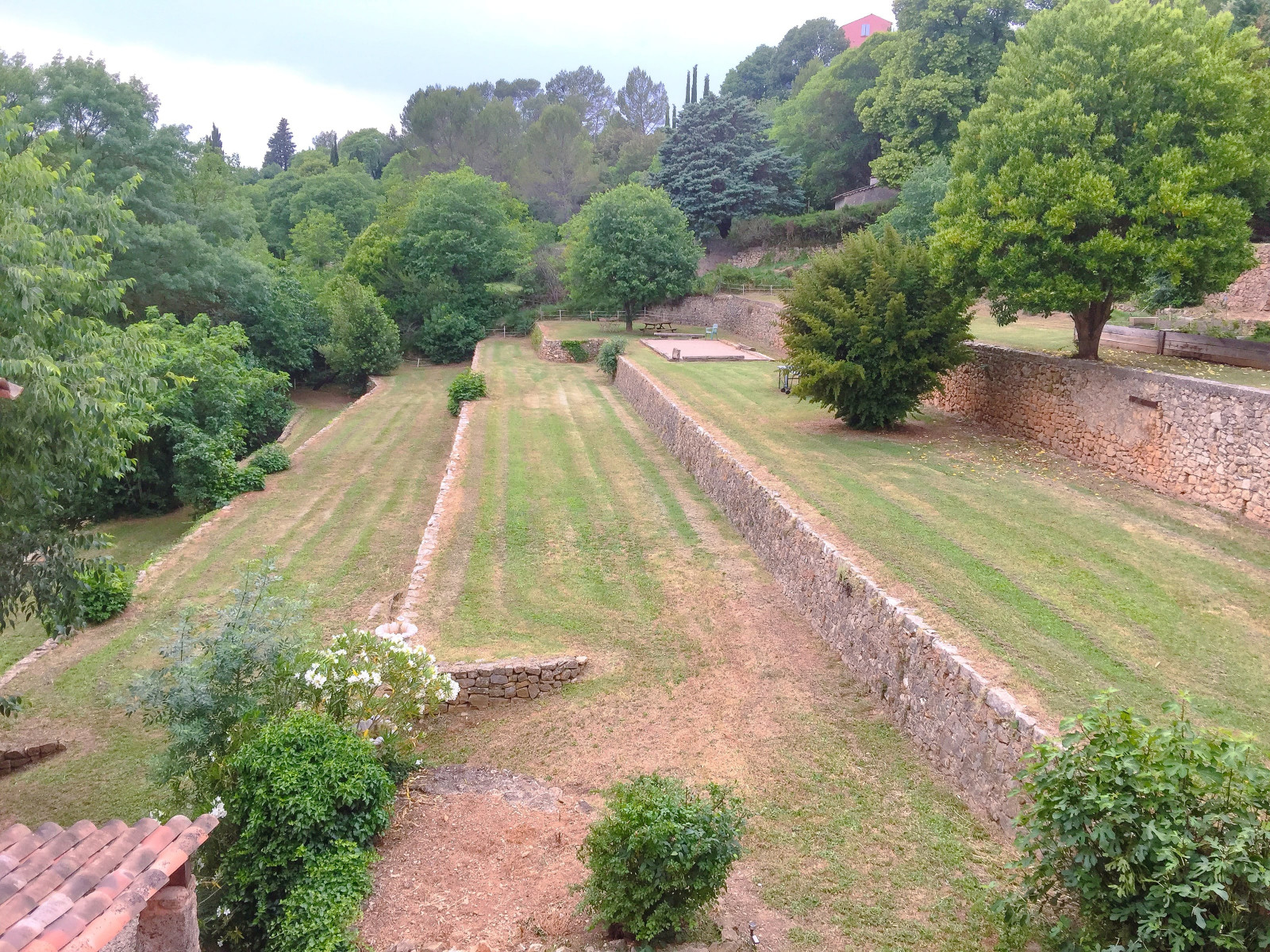 
                                                Vente
                                                 Entrecasteaux - Maison de caractère - Gîtes - Terrain 7733 m2