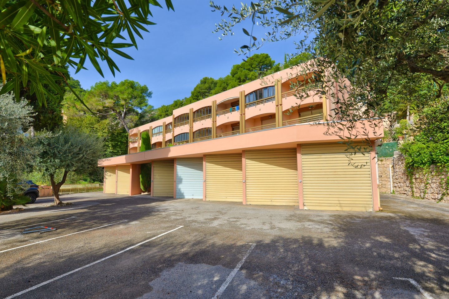 
                                                Vente
                                                 Eze - Appartement deux pièces au fort potentiel proche de la plage