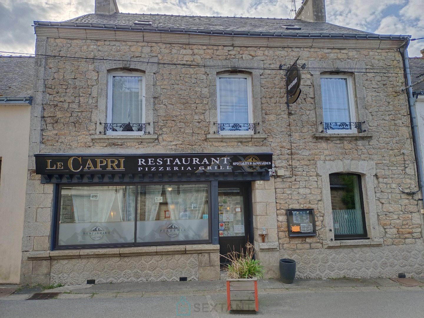 
                                                Vente
                                                 Fond de commerce PIZZERIA-GRIL+MURS( restaurant et appartement deux chambres)