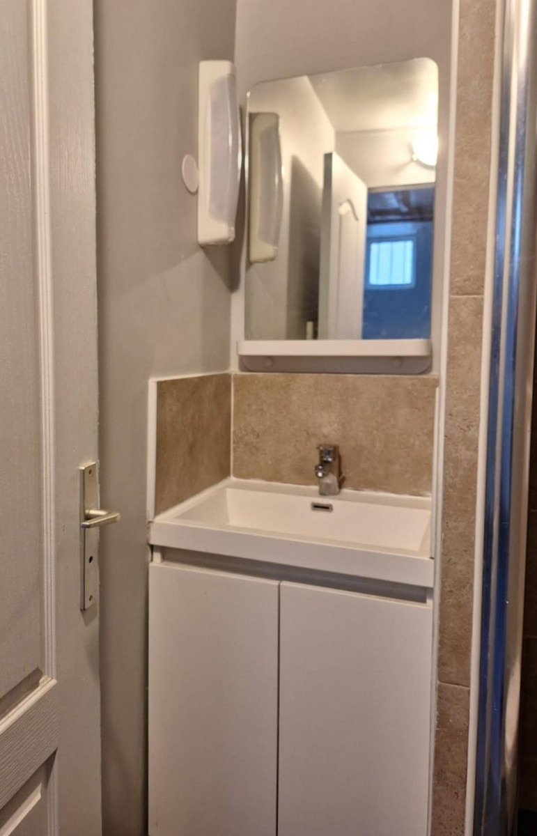 
                                                Vente
                                                 grand studio de 24 m² à 2 pas de la Porte St Denis