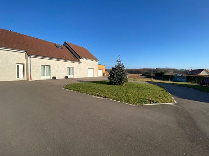 
                                                Location
                                                 Grande maison au calme (loyer tout inclus)