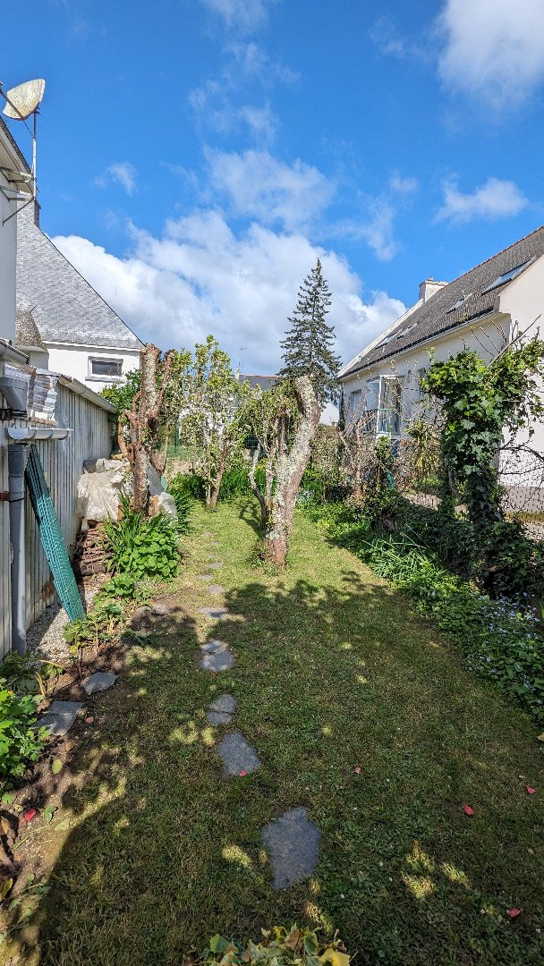 
                                                Vente
                                                 Grande maison familiale à deux pas des écoles et du collège dans le centre de Caudan. 