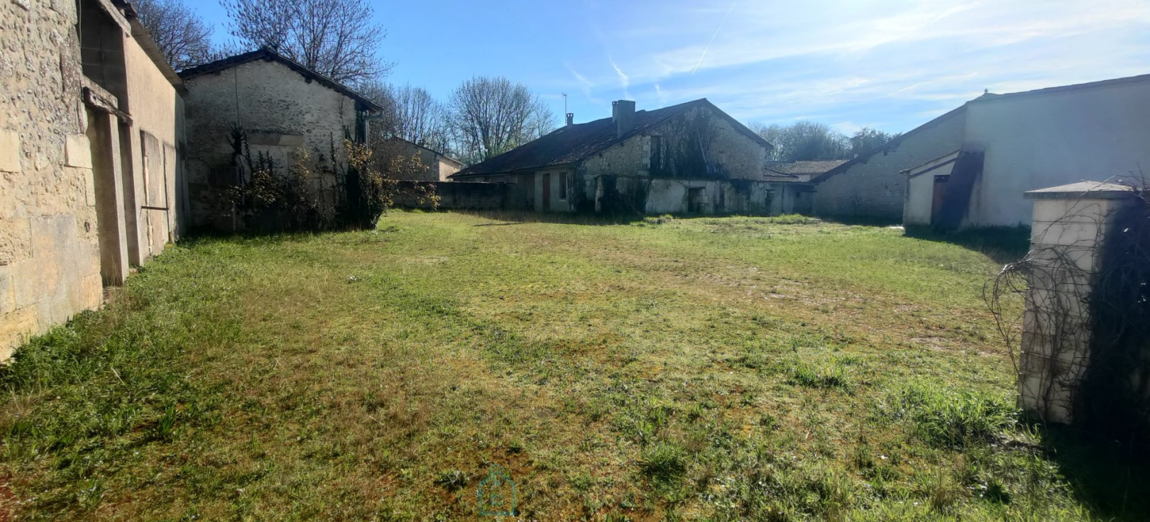 
                                                Vente
                                                 Grange maison terrain Dordogne