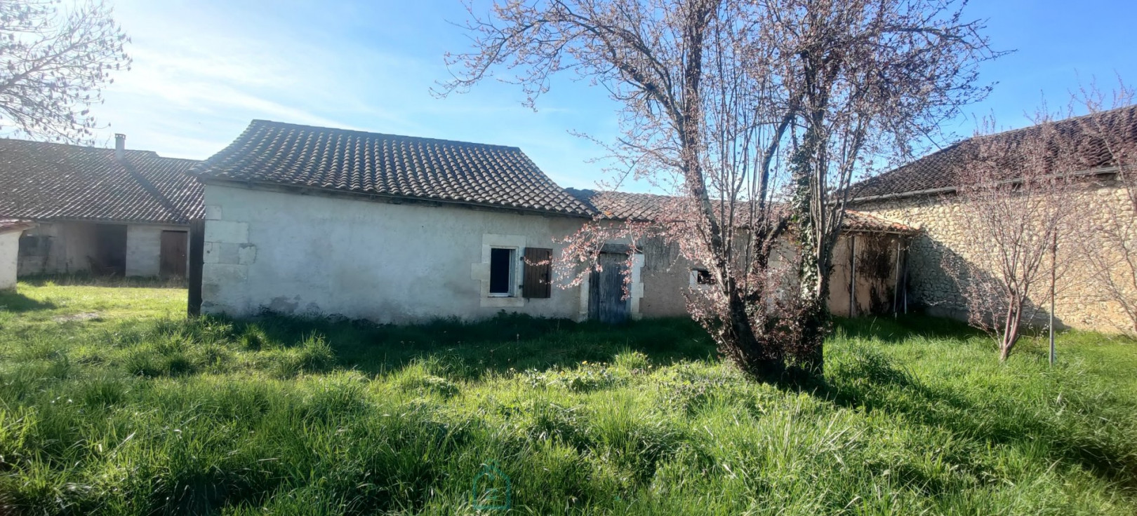 
                                                Vente
                                                 Grange maison terrain Dordogne