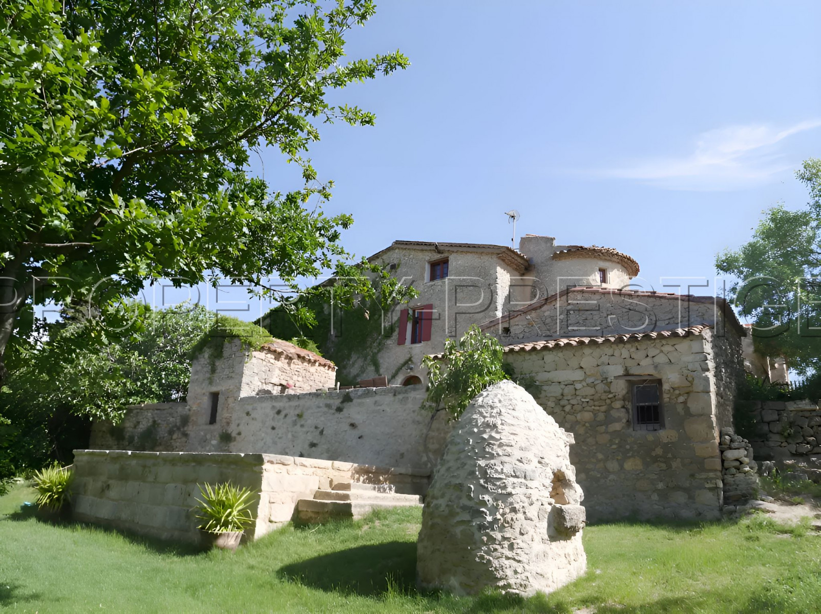 
                                                Vente
                                                 HAUT VAR BASTIDE GITES PISCINE 3.2 HA