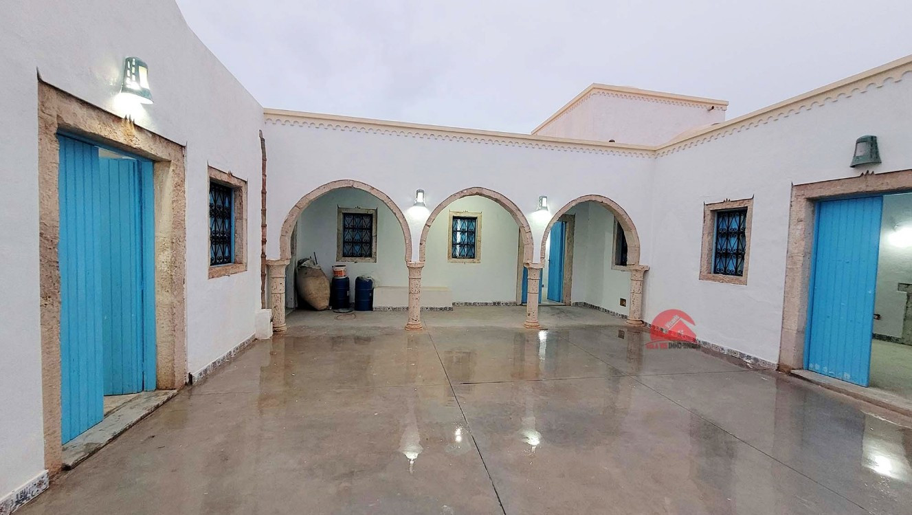 
                                                Vente
                                                 HOUCH DJERBIEN À HOUMT SOUK ZU DJERBA TUNISIE