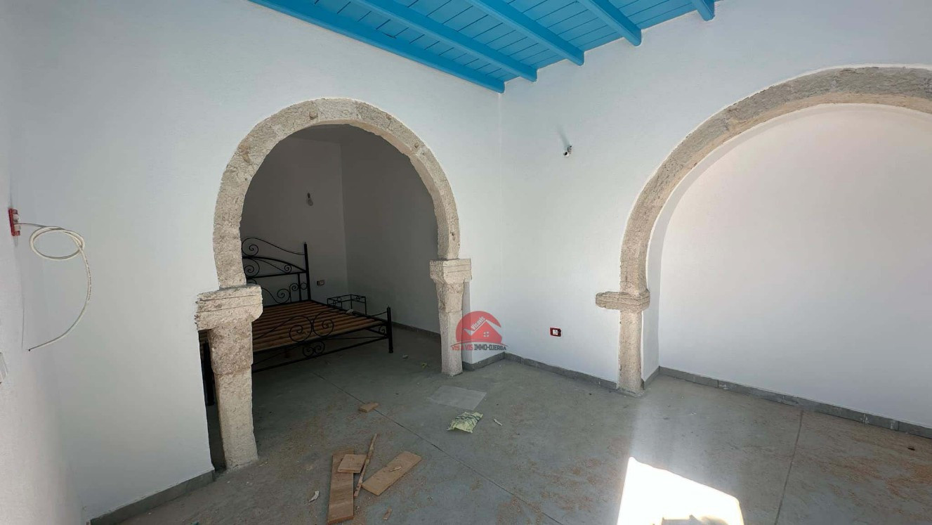 
                                                Vente
                                                 HOUCH TYPIQUE DJERBIEN À HOUMT SOUK DJERBA