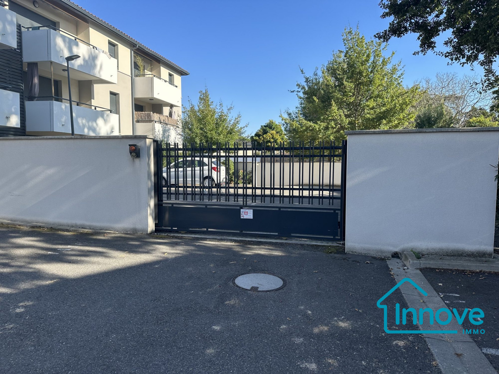 
                                                Vente
                                                 ideal investissement/ lots de 4 places de parking