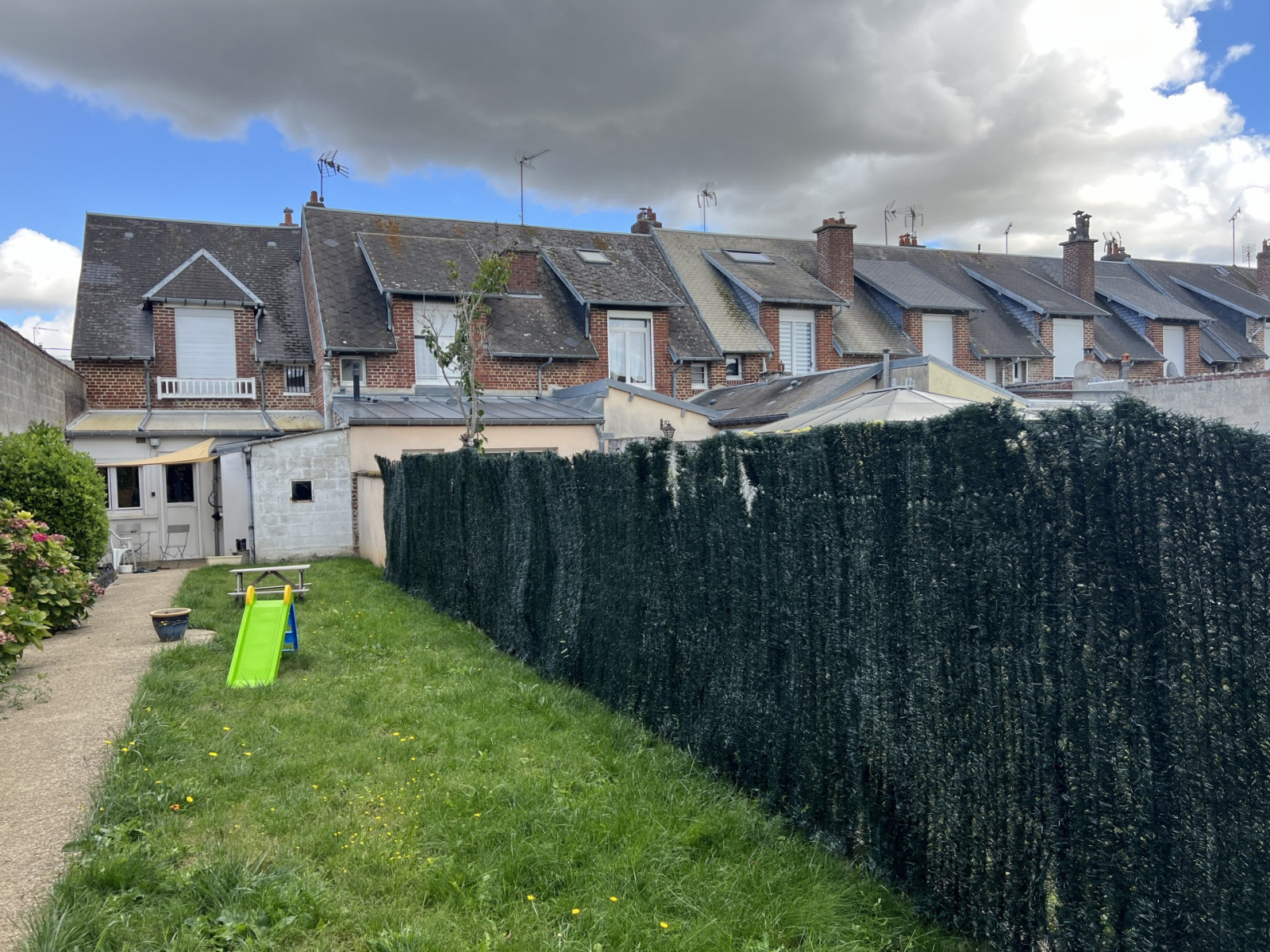 
                                                Location
                                                 Idéalement situé à ST QUENTIN, Maison avec jardin / garage