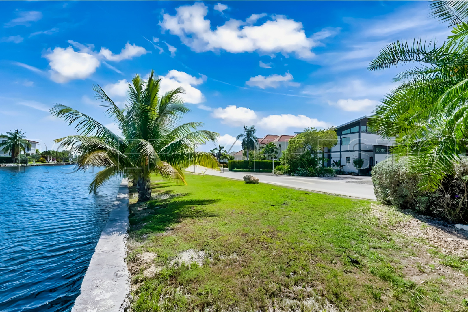 
                                                Vente
                                                 ILE CAÏMAN - GRAND CAYMAN VILLA PIEDS DANS L'EAU