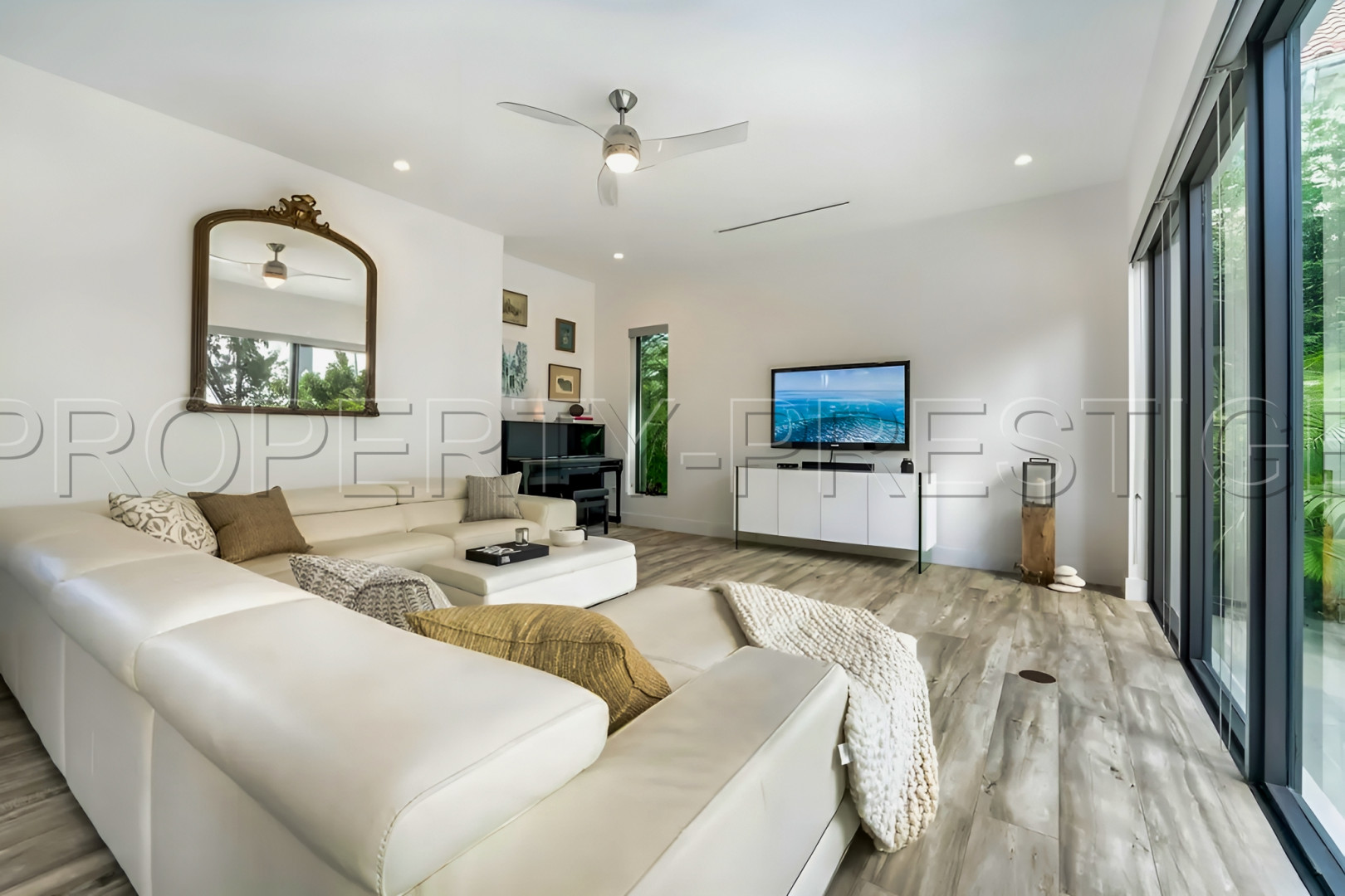 
                                                Vente
                                                 ILE CAÏMAN - GRAND CAYMAN VILLA PIEDS DANS L'EAU