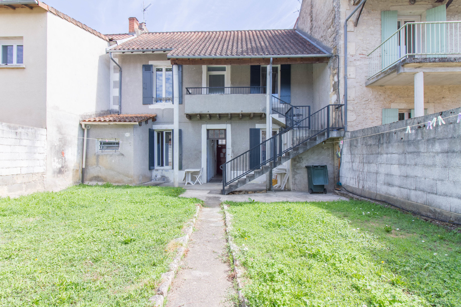 
                                                Vente
                                                 IMMEUBLE DE RAPPORT-3 APPARTS -JARDIN -TERRASSES