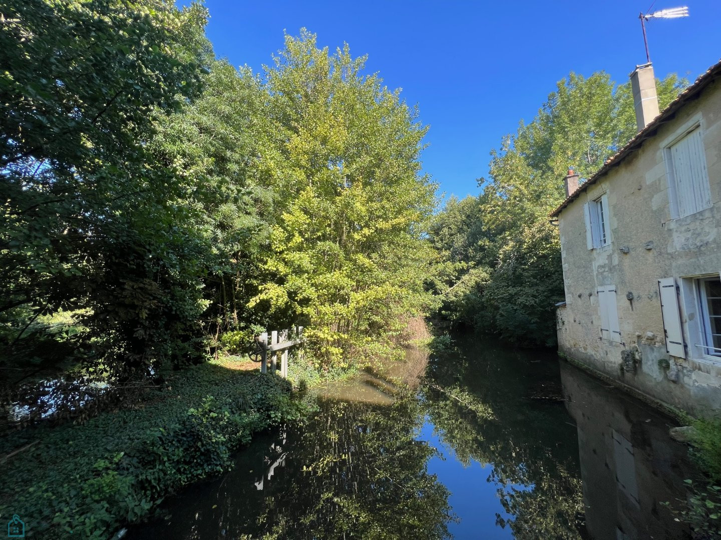 
                                                Vente
                                                 Impensable - Un ancien moulin et ses îles en coeur de ville