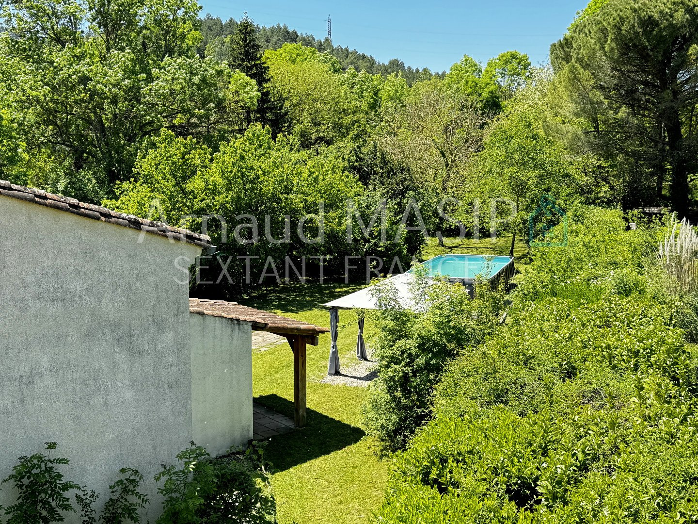 
                                                Vente
                                                 IMPOSANT ENSEMBLE IMMOBILIER, 2 MAISONS ATTENANTES, 8 CHAMBRES, GRAND JARDIN, PISCINE HORS SOL, AU CALME