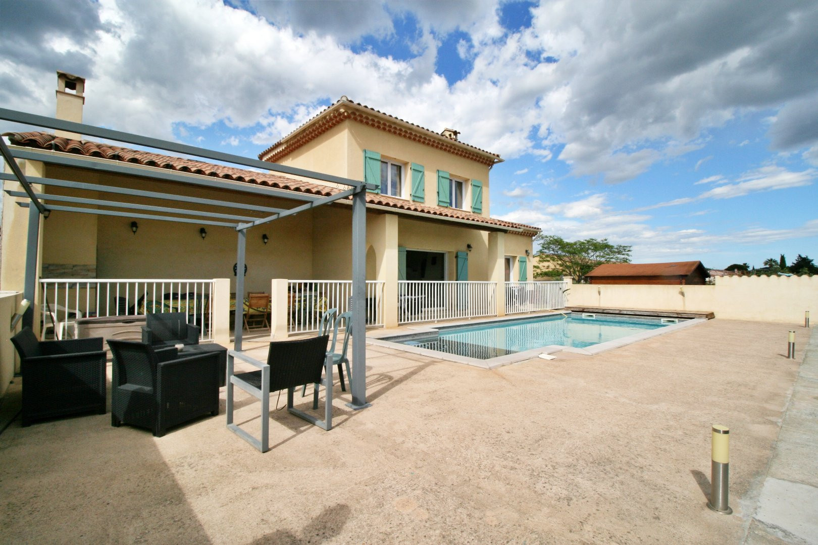 
                                                Vente
                                                 La motte , 5 minutes du village, maison 103 M2 , 4 chambres ,Piscine 