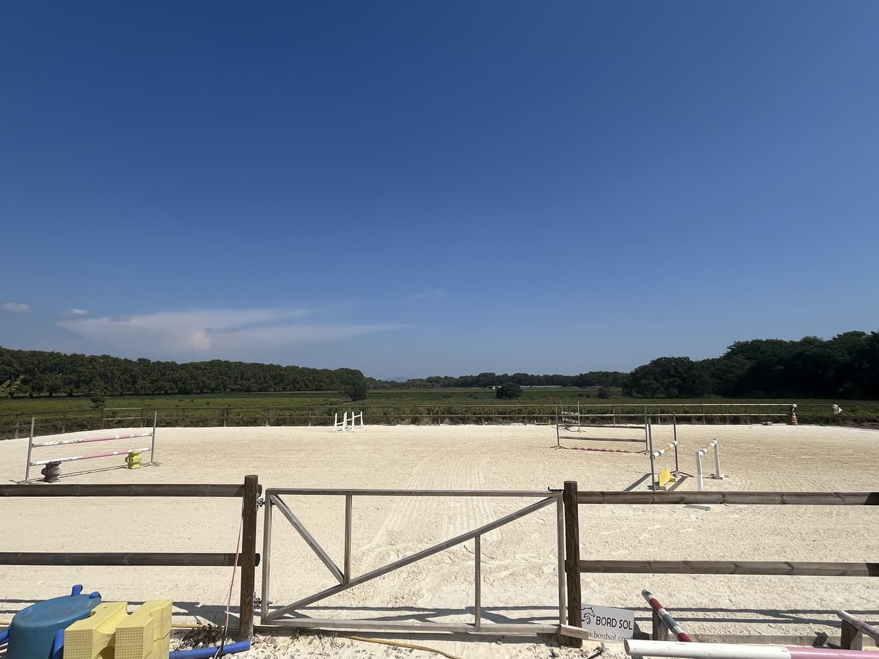 
                                                Vente
                                                 La Motte - Villa 210m2 env. 6 pièce(s) sur terrain plat d'un hectare env. Box à chevaux Piscine