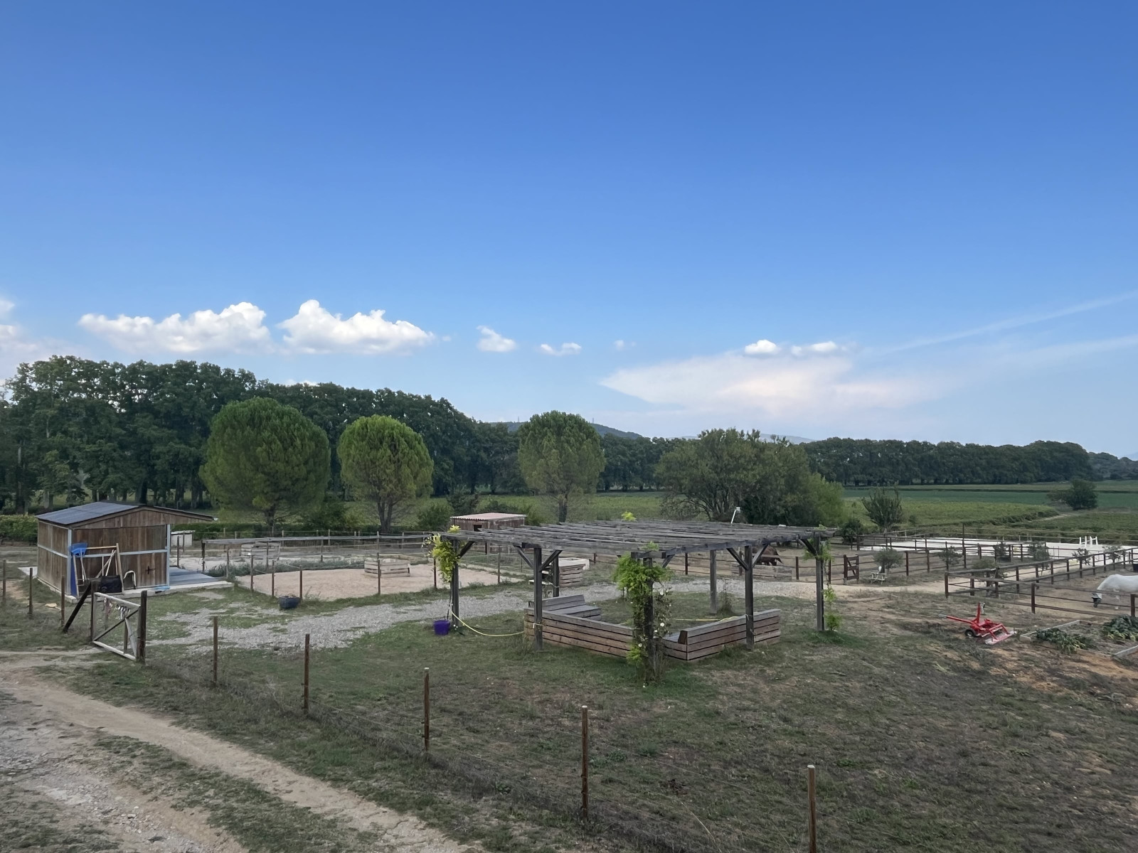 
                                                Vente
                                                 La Motte - Villa 210m2 env. 6 pièce(s) sur terrain plat d'un hectare env. Box à chevaux Piscine