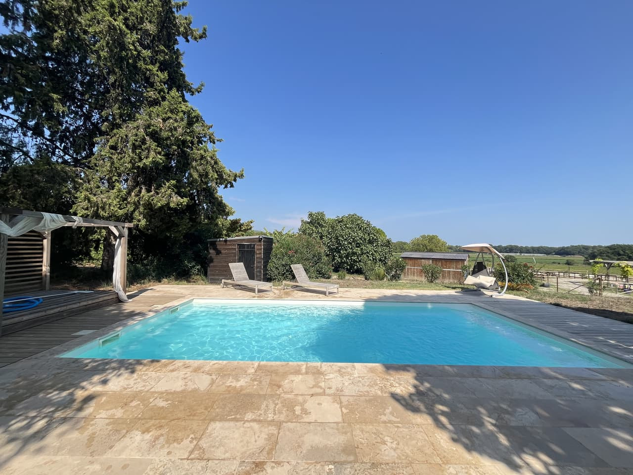 
                                                Vente
                                                 La Motte - Villa 210m2 env. 6 pièce(s) sur terrain plat d'un hectare env. Box à chevaux Piscine