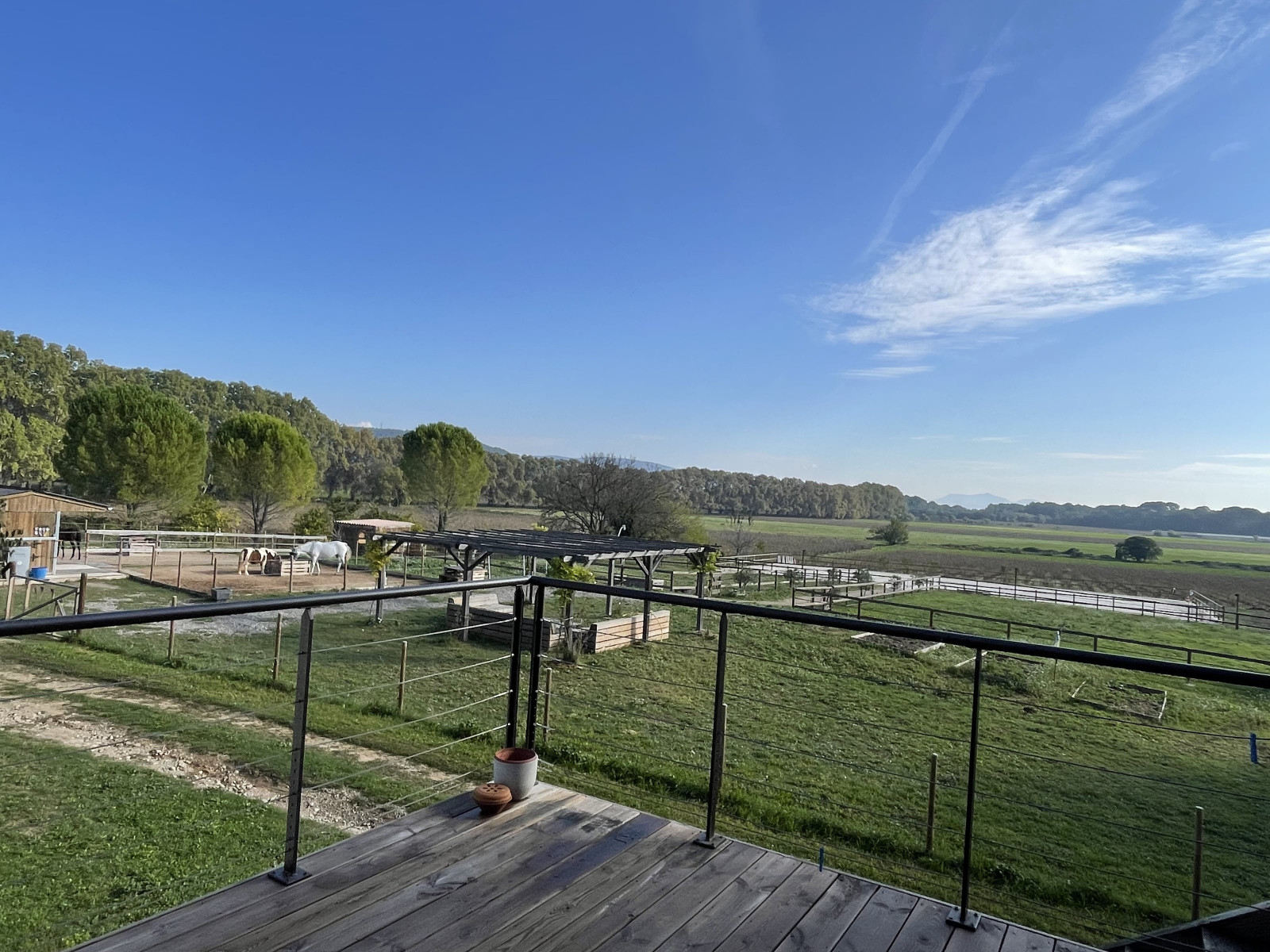 
                                                Vente
                                                 La Motte - Villa 210m2 env. 6 pièce(s) sur terrain plat d'un hectare env. Box à chevaux Piscine