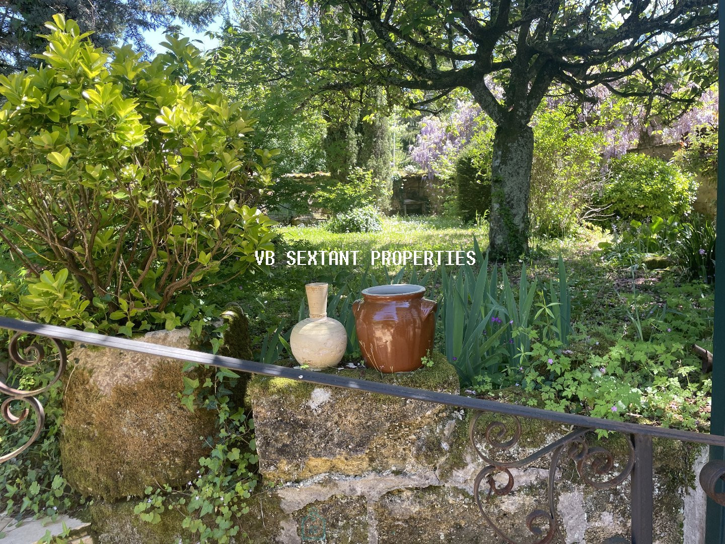 
                                                Vente
                                                  Langoiran ,Maison de charme avec dépendances et ravissant  jardin clos 