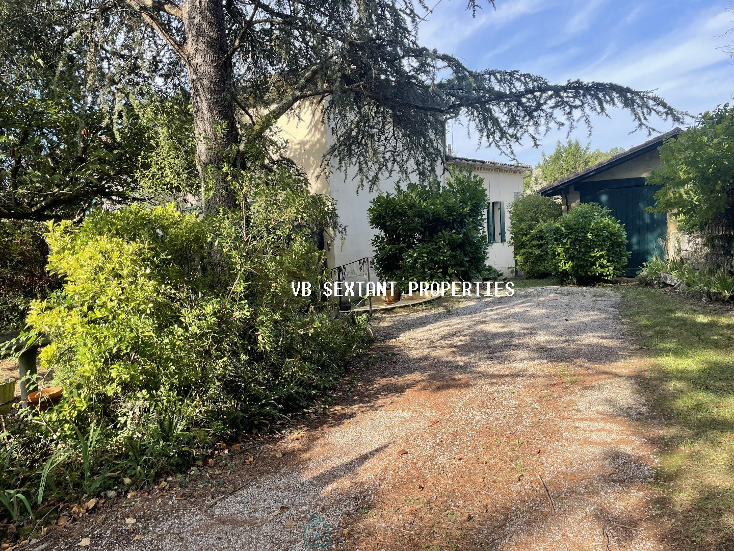 
                                                Vente
                                                  Langoiran ,Maison de charme avec dépendances et ravissant  jardin clos 