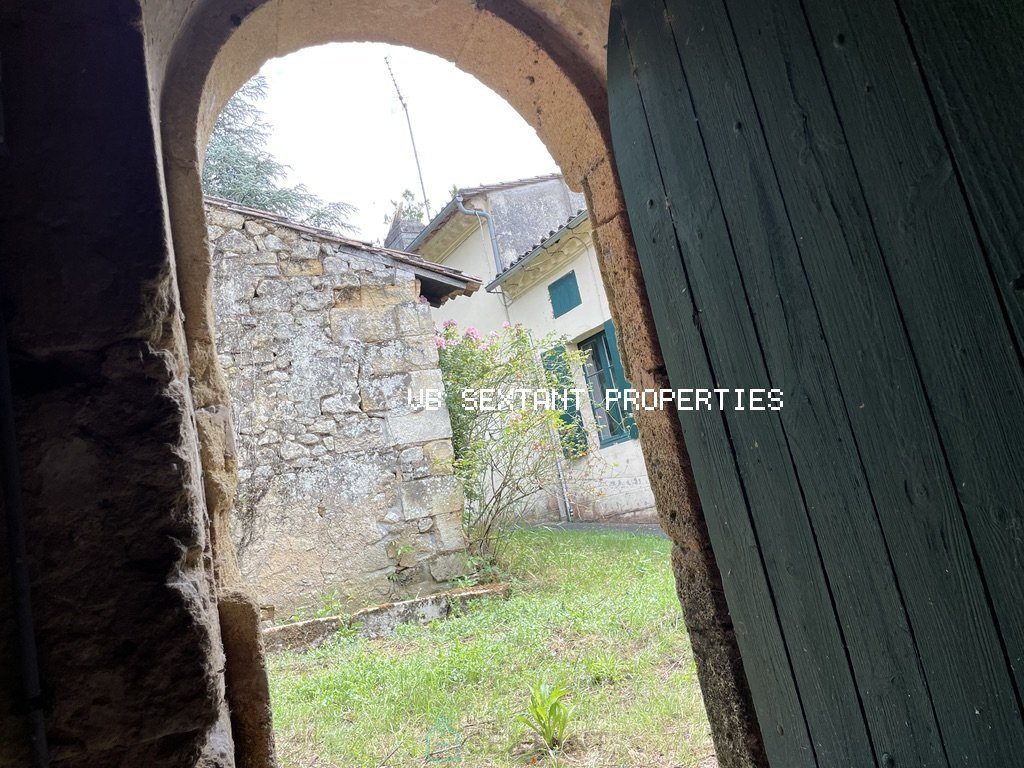 
                                                Vente
                                                  Langoiran ,Maison de charme avec dépendances et ravissant  jardin clos 