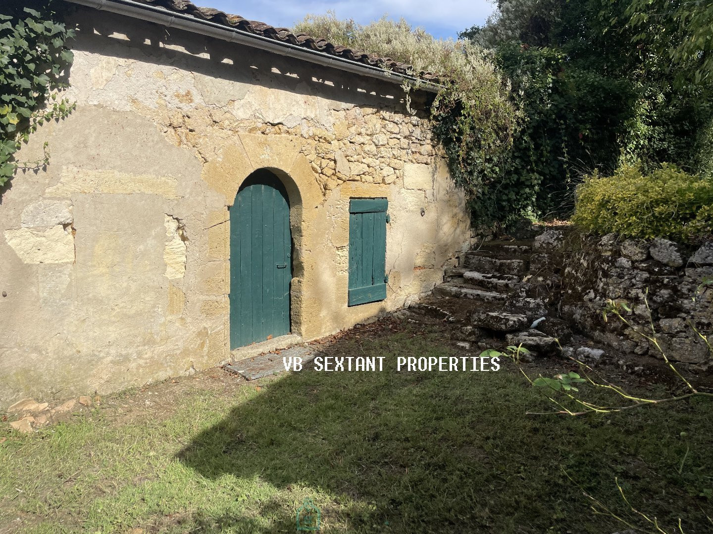 
                                                Vente
                                                  Langoiran ,Maison de charme avec dépendances et ravissant  jardin clos 