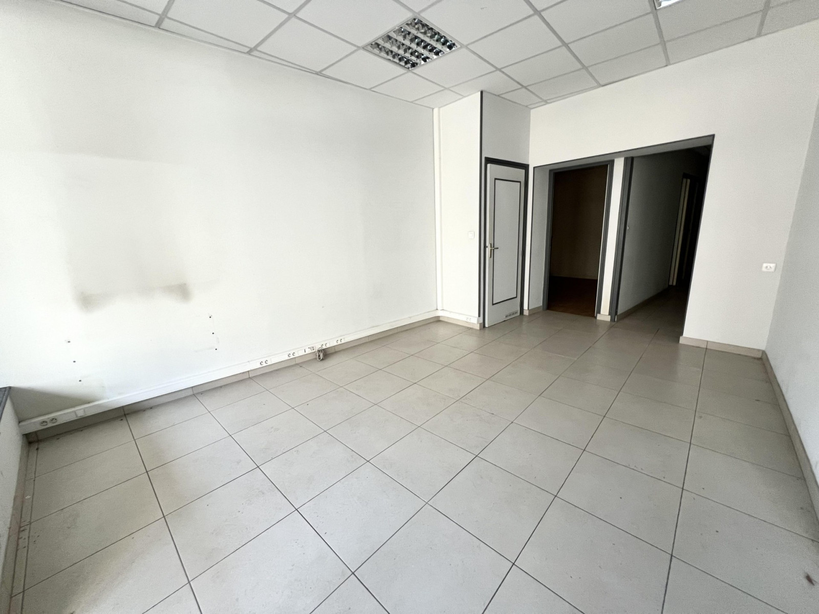 
                                                Location
                                                 Local commercial 369m2