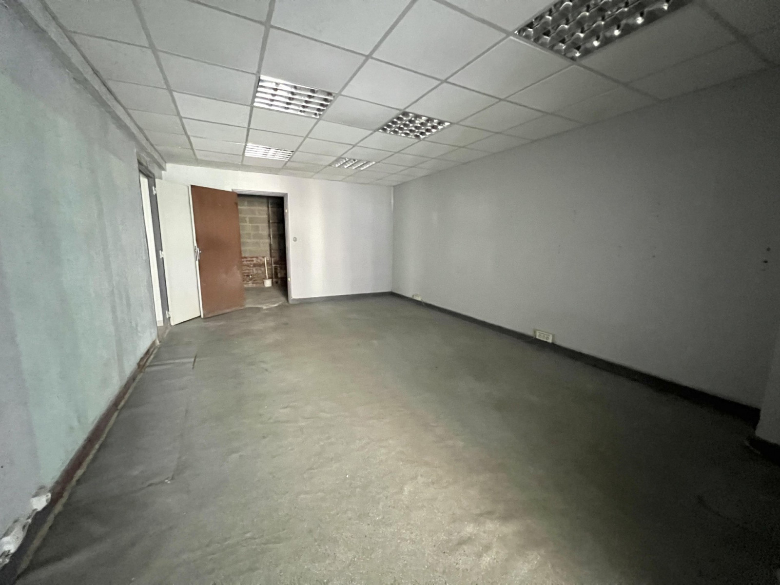 
                                                Location
                                                 Local commercial 369m2