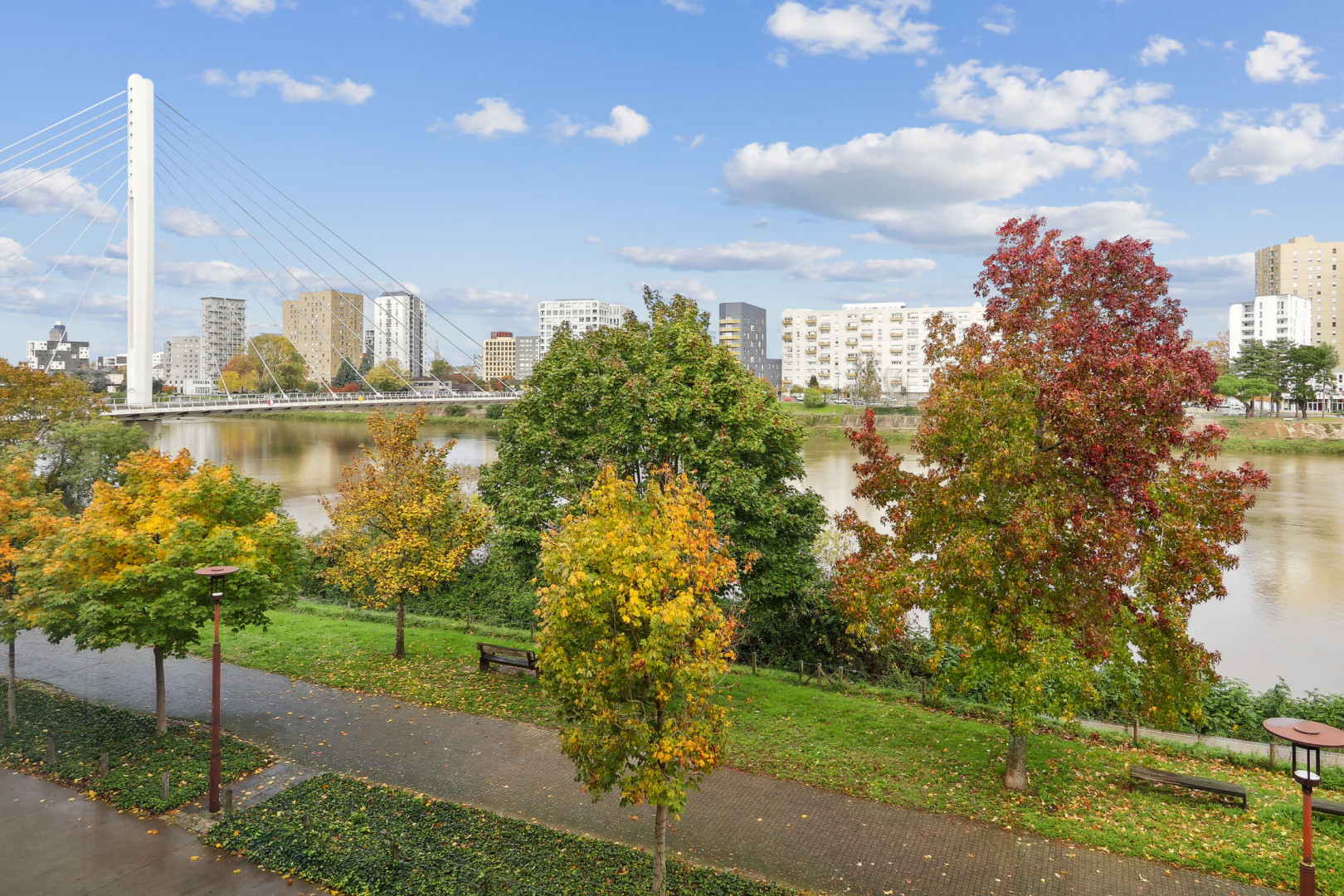 
                                                Location
                                                 Location Bureaux Nantes 44200