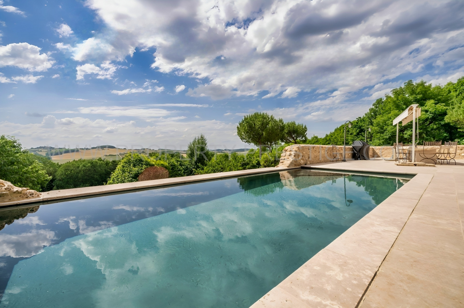 
                                                Vente
                                                 LOT ET GARONNE CHATEAU XVème 8,5 HECTARES