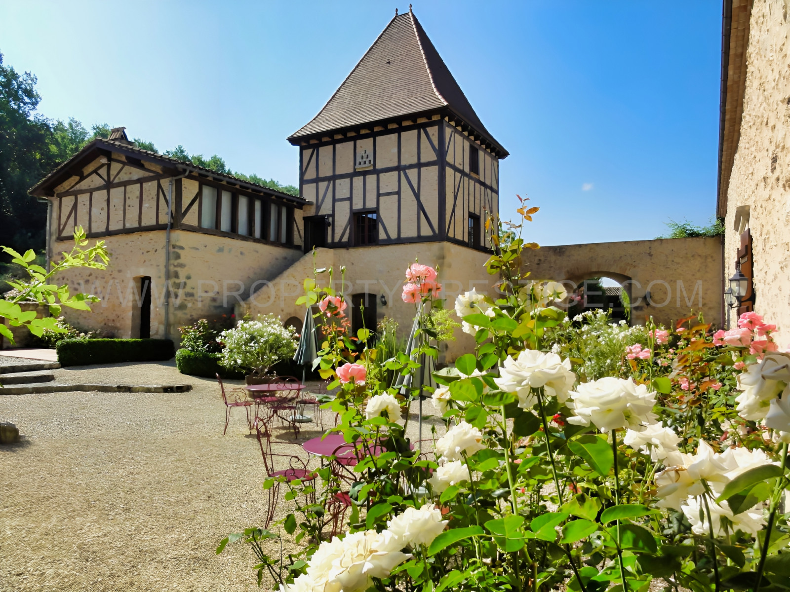 
                                                Vente
                                                 LOT ET GARONNE CHATEAU XVème 8,5 HECTARES