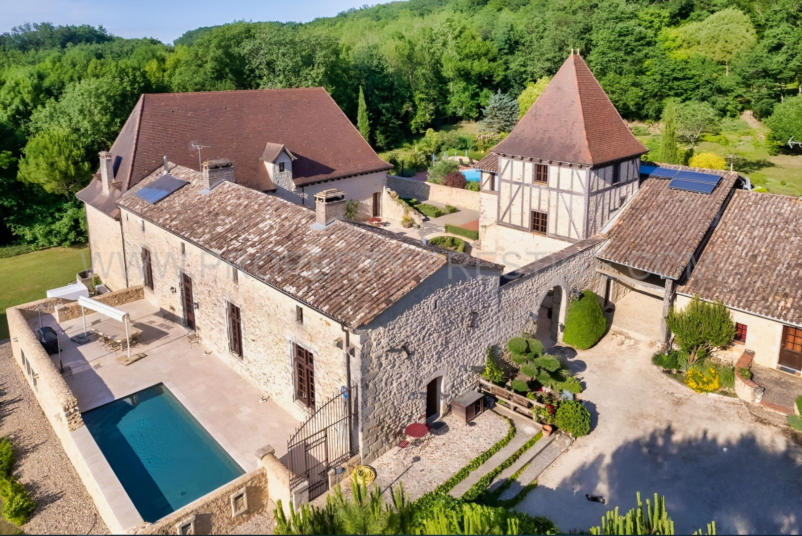 
                                                Vente
                                                 LOT ET GARONNE CHATEAU XVème 8,5 HECTARES