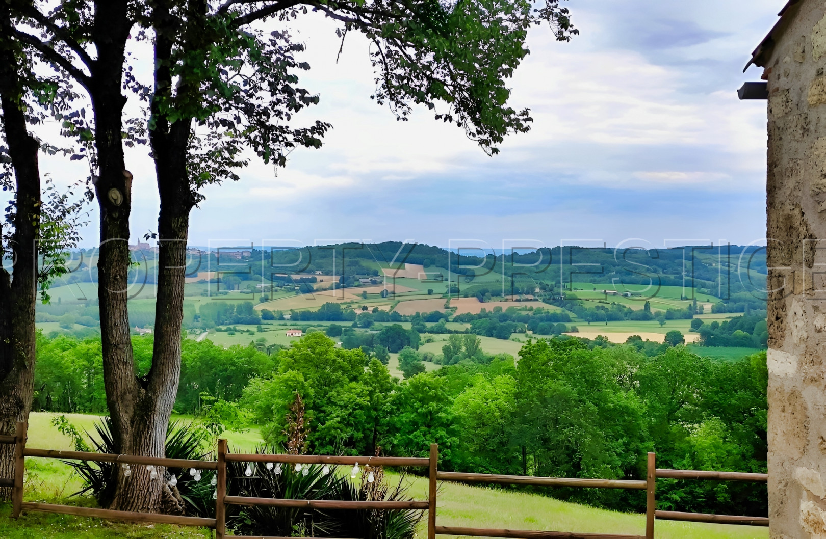 
                                                Vente
                                                 LOT ET GARONNE PROPRIETE XIXème EN PIERRES 3,6 HA