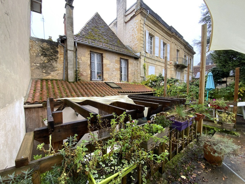 
                                                Vente
                                                 Lunchroom bien exploité avec appartement spacieux