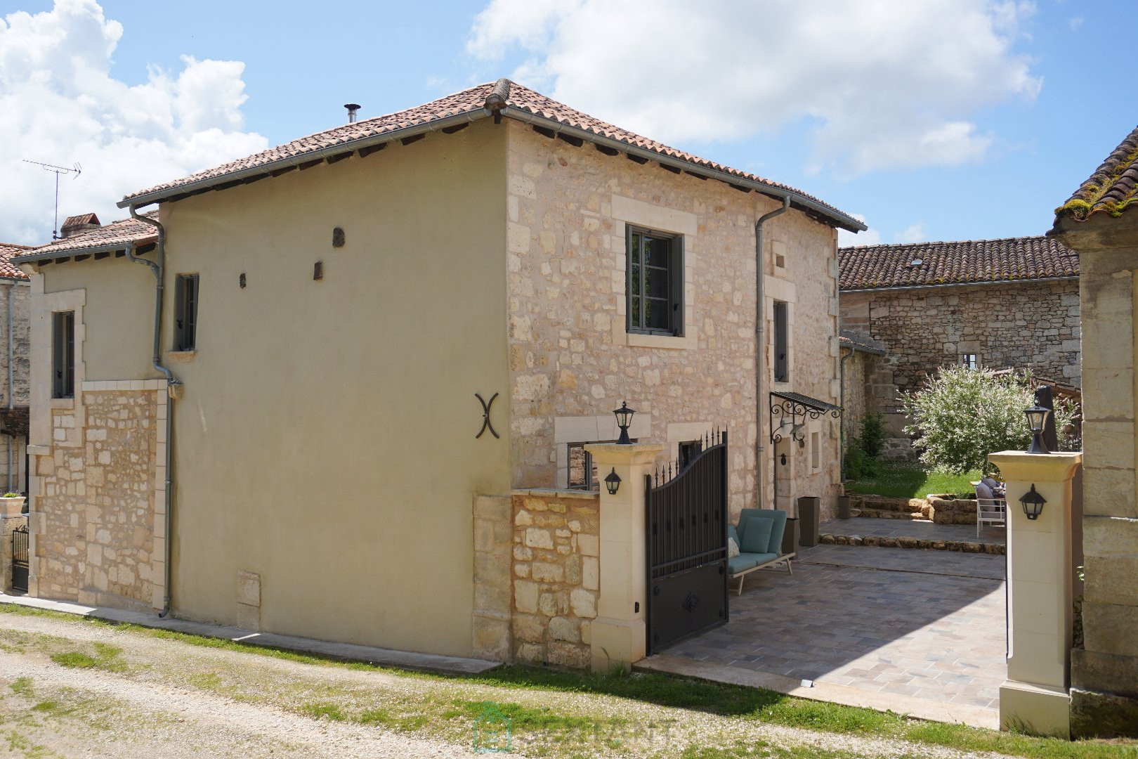 
                                                Vente
                                                 Magnfique maison en pierre de Paussac située dans un lieu historique exeptionnel. 