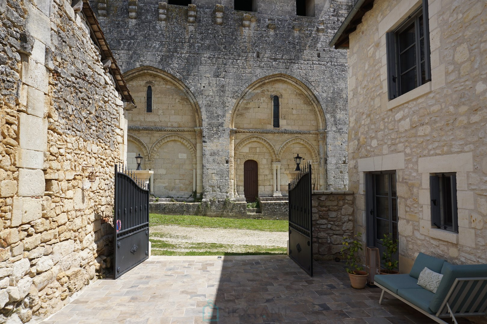 
                                                Vente
                                                 Magnfique maison en pierre de Paussac située dans un lieu historique exeptionnel. 