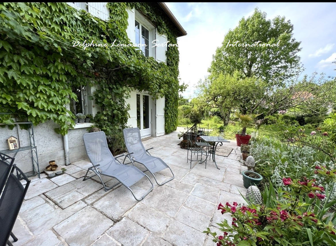 
                                                Vente
                                                 Magnifique maison bourgeoise avec jardin clos, garage près de la rivière et du centre de Bergerac